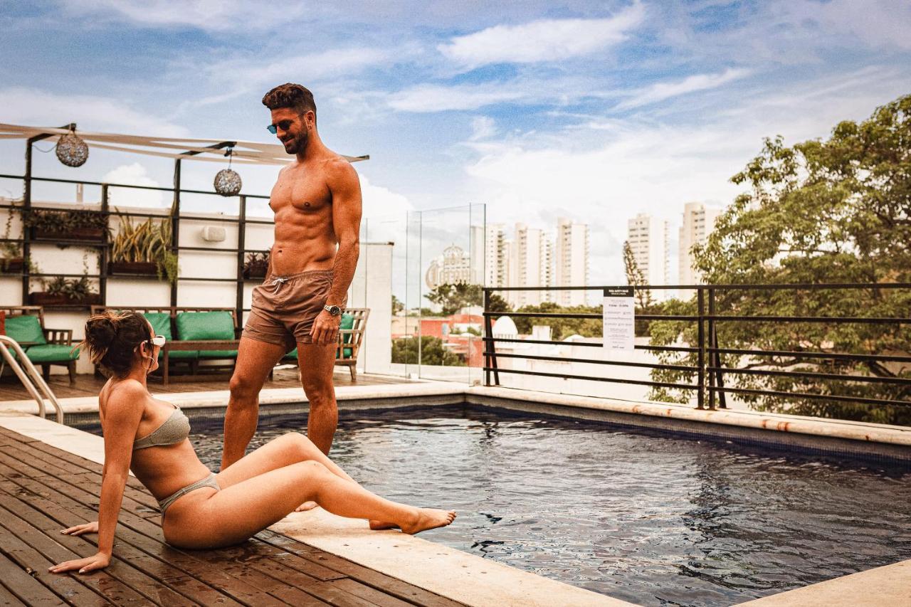 Nomads & Rooftop Pool Albergue