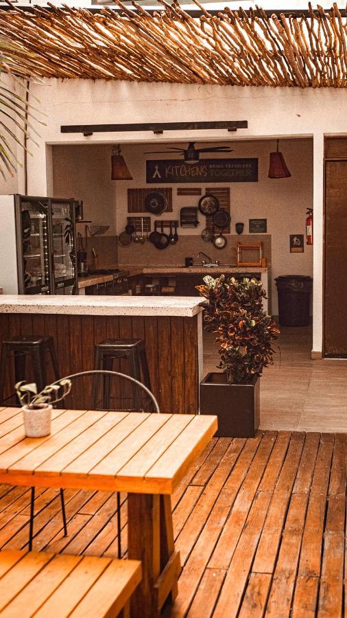 Nomads & Rooftop Pool Albergue *