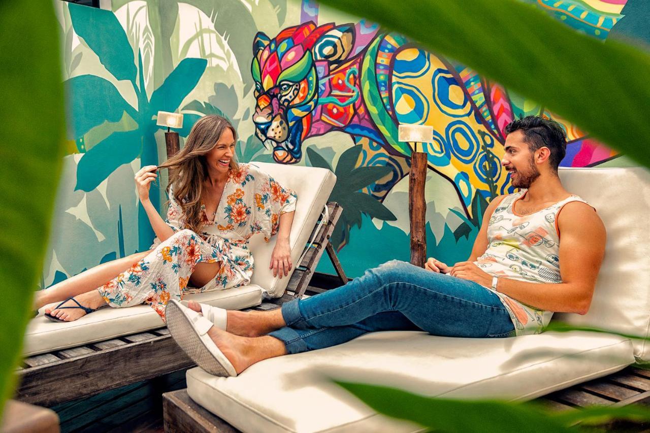 Nomads & Rooftop Pool Albergue *