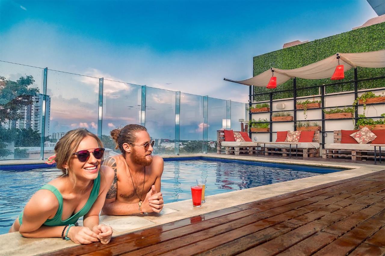 Nomads & Rooftop Pool Albergue *